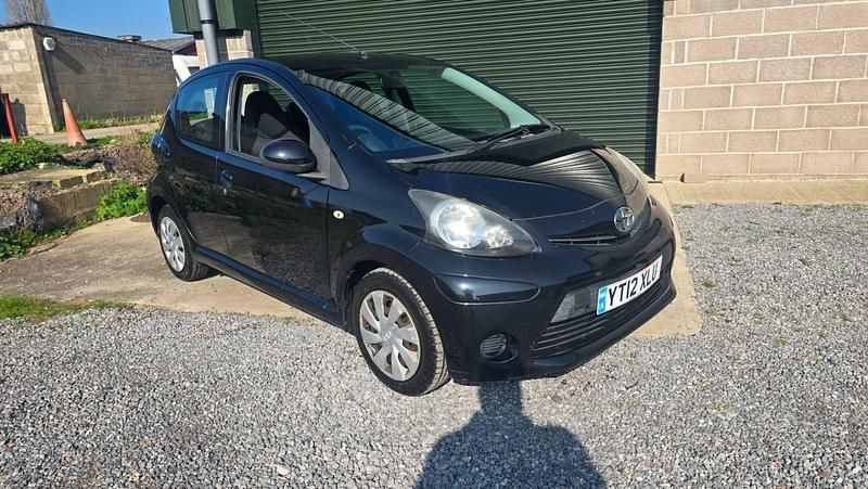 Usado Toyota Aygo 68 HP (50 kW) 2012 Preto Citadino