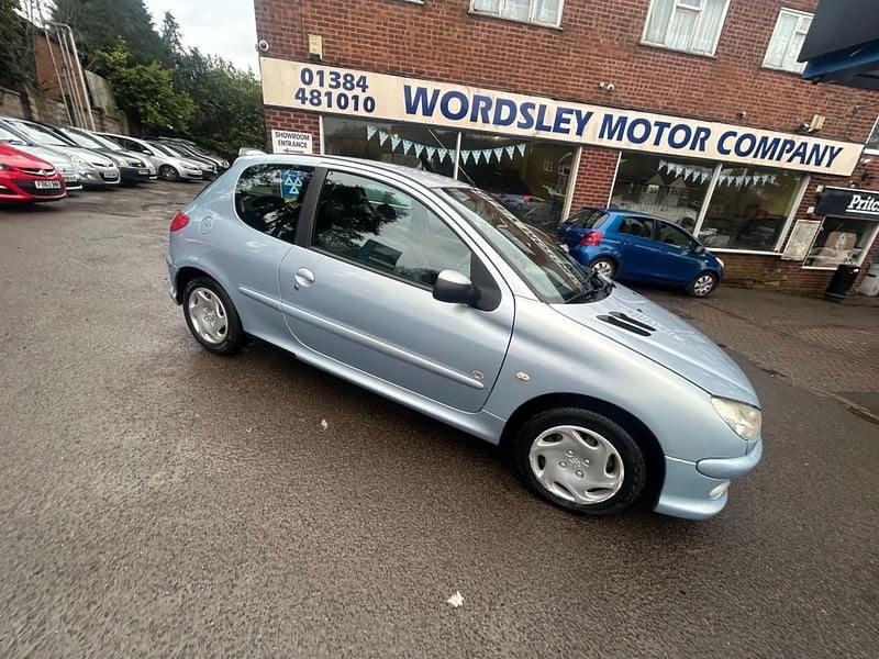 Metallic silver Used 2005 Peugeot 206 Hatchback | £1,699 (Fair price) - Image 1/4