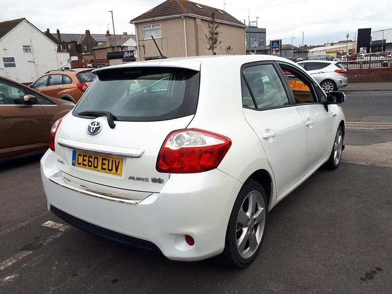 Used Toyota Auris Hybrid T4 98 HP (72 kW) 2010 White Hatchback