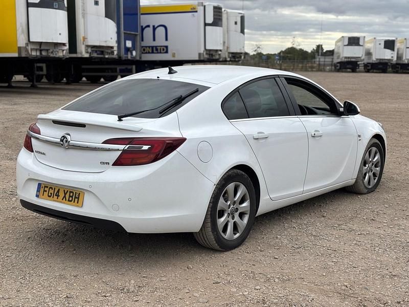 Used Vauxhall Insignia SRi 163 HP (119 kW) 2014 White Hatchback