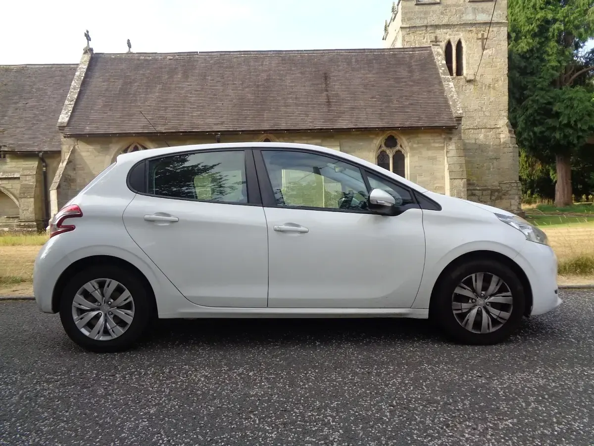 Used Peugeot 208 Access 68 HP (50 kW) 2013 White Hatchback