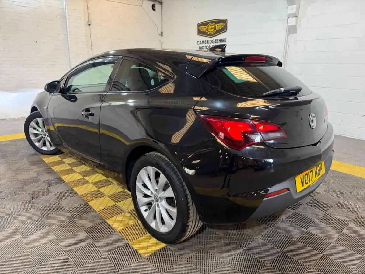 Usado Vauxhall Astra GTC SRi 2017 Preto Citadino