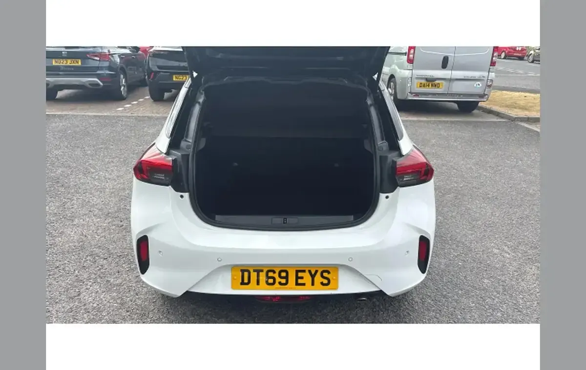 Used Vauxhall Corsa SRi 100 HP (73 kW) 2020 White Hatchback