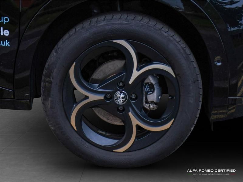 Used Alfa Romeo Junior 134 HP (98 kW) 2025 Black SUV