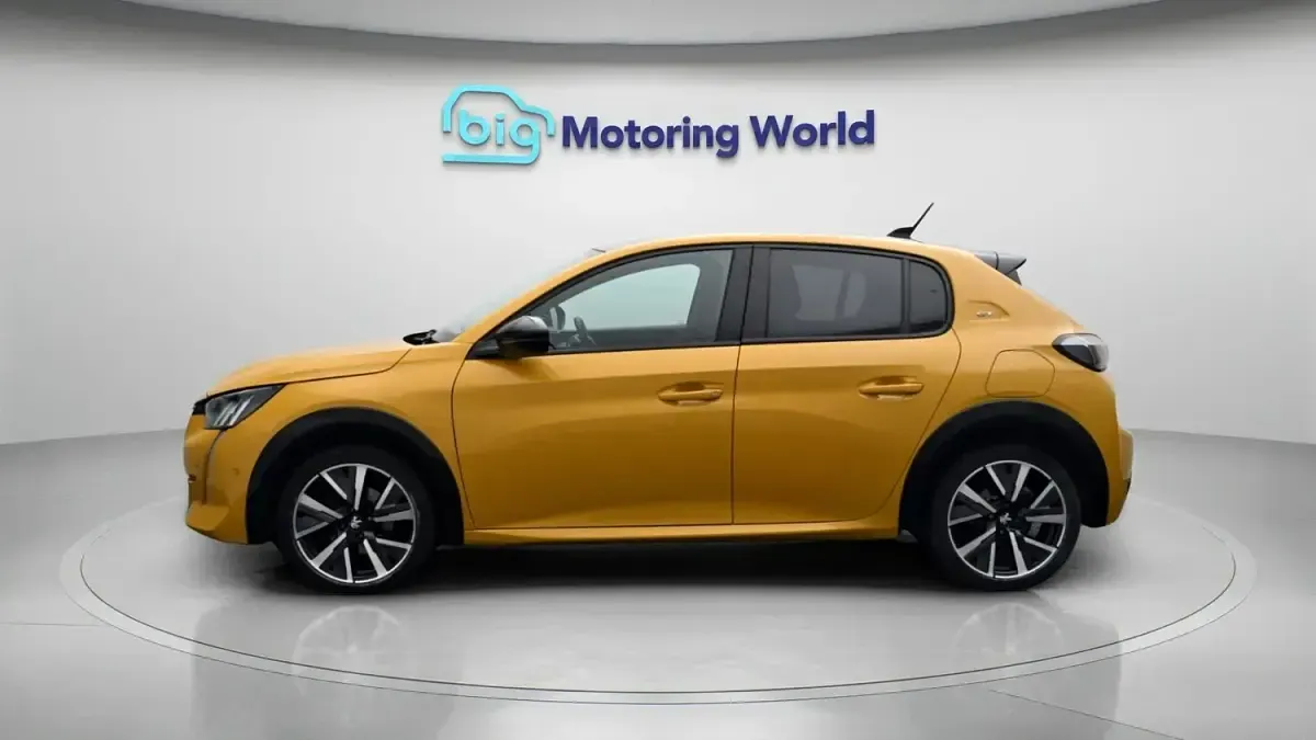 Used Peugeot 208 GT 102 HP (75 kW) 2022 Yellow Hatchback