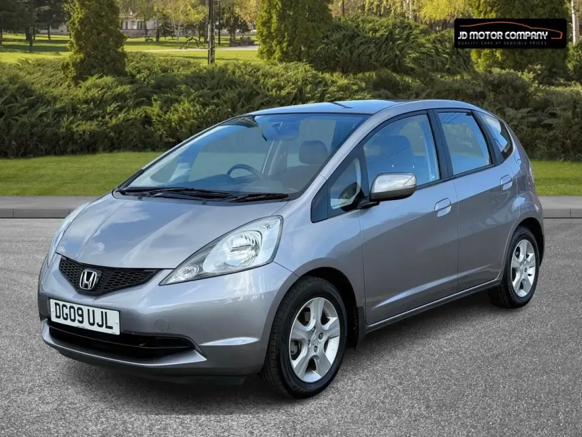 Begagnad Honda Jazz ES 100 HK (73 kW) 2009 Silver Halvkombi