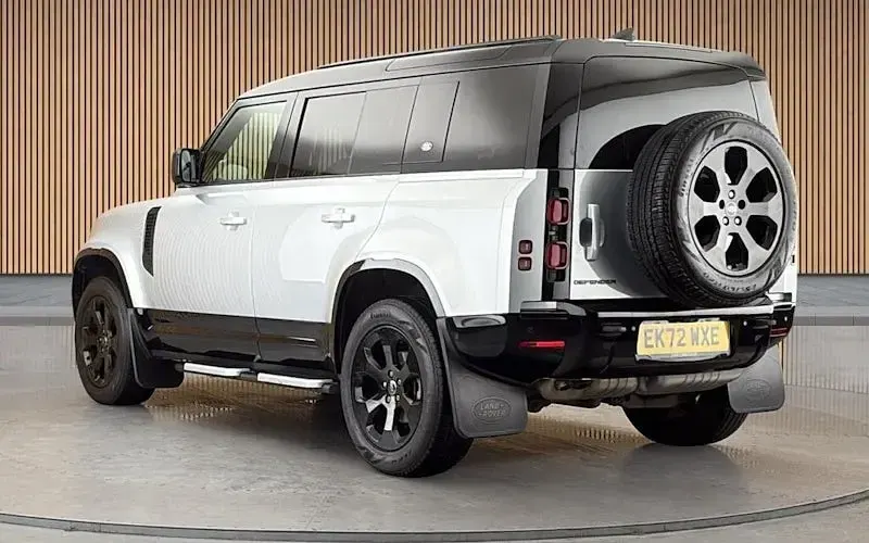 Used Land Rover Defender Dynamic 250 HP (183 kW) 2022 Hakuba silver SUV