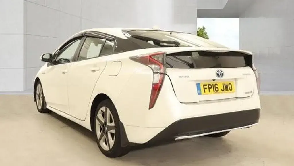 Used Toyota Prius 2016 White Hatchback