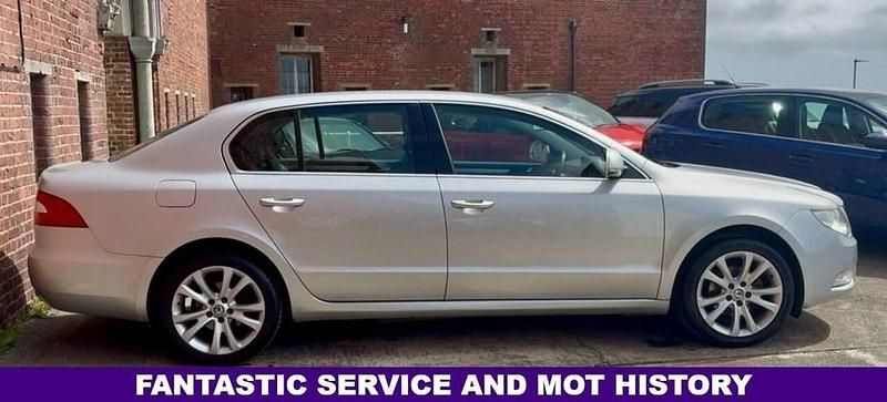 Usado Skoda Superb GreenLine 105 CV (77 kW) 2012 Plateado Utilitario