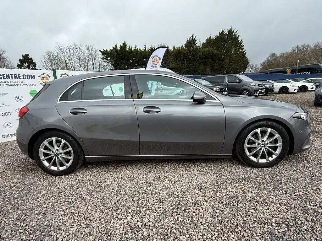 Begagnad Mercedes A180 Executive 136 HK (100 kW) 2020 Grå Halvkombi