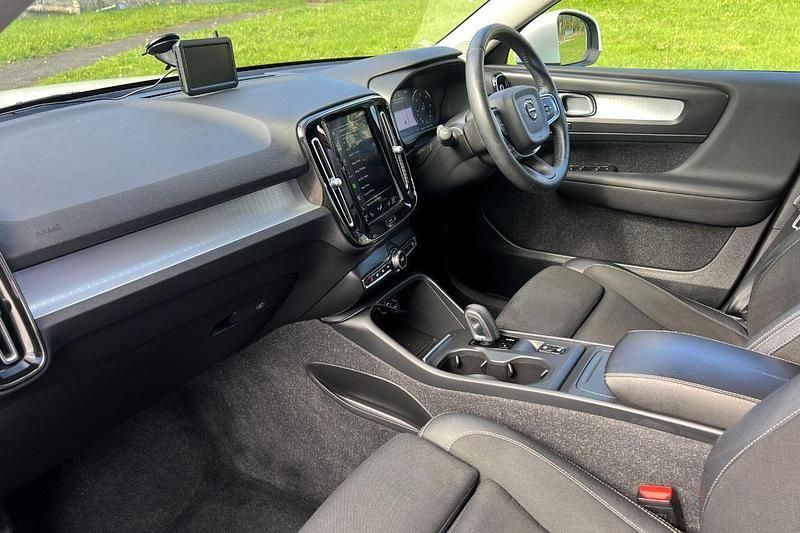 Used Volvo XC40 Momentum 148 HP (108 kW) 2019 White SUV