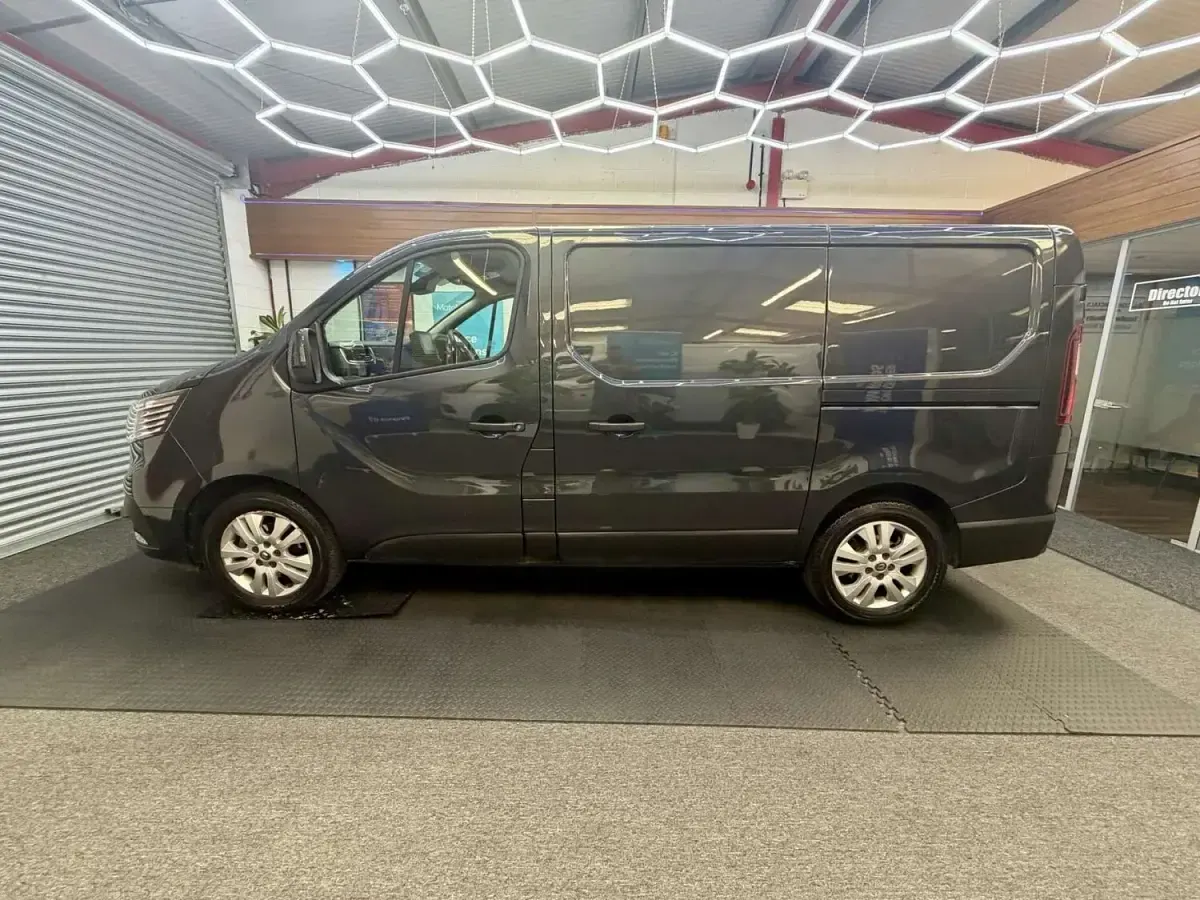Used Renault Trafic 130 HP (95 kW) 2023 Grey MPV