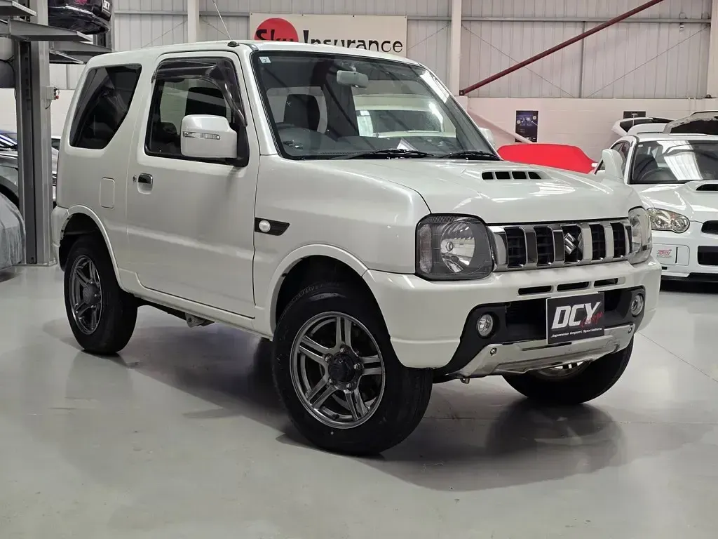 Used Suzuki Jimny Adventure 85 HP (62 kW) 2015 Green SUV