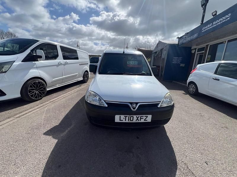 Usado Vauxhall Combo 75 HP (55 kW) 2010 Branco Monovolume