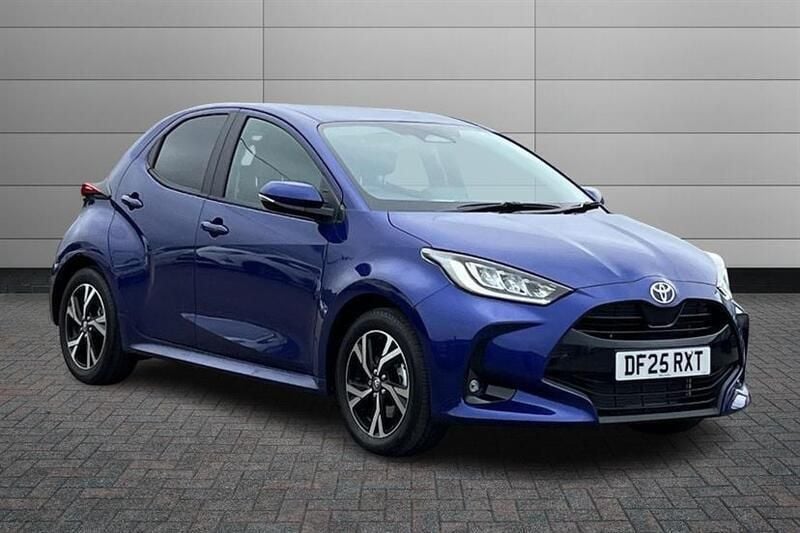Blue New 2025 Toyota Yaris Hybrid Design Hatchback | £21,650 (Good price) - Image 1/4