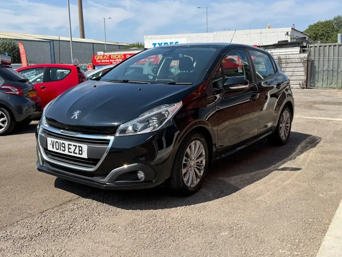 Used Peugeot 208 Signature Sky 82 HP (60 kW) 2019 Black Hatchback
