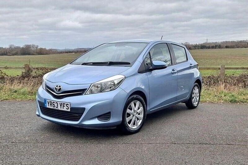Metallic blue Used 2013 Toyota Yaris Hatchback | £6,295 (Fair price) - Image 1/1