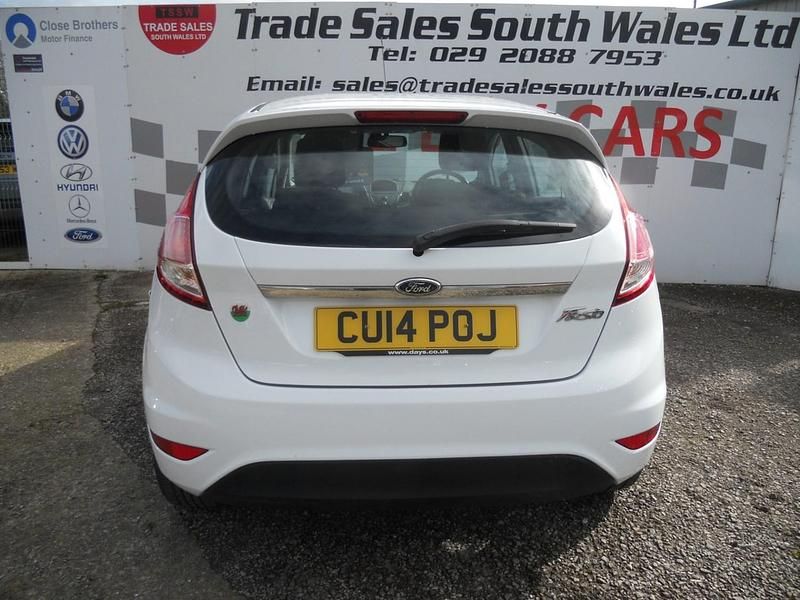 Used Ford Fiesta Zetec 82 HP (60 kW) 2014 White Hatchback