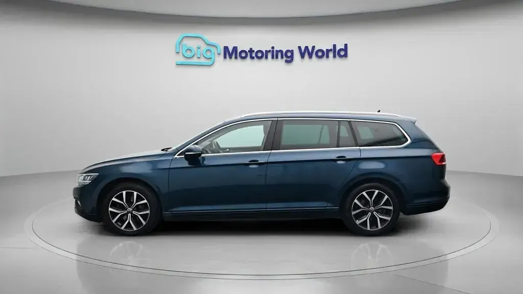 Used VW Passat SEL 150 HP (110 kW) 2023 Blue Estate
