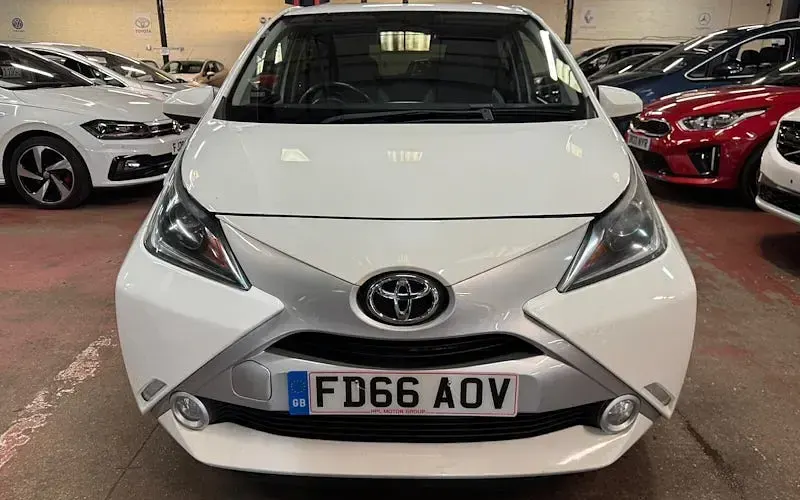 Usado Toyota Aygo X-pure 69 HP (50 kW) 2016 Branco Citadino