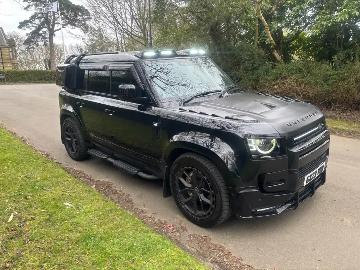 Usado Land Rover Defender SE Dynamic 2023 Preto SUV