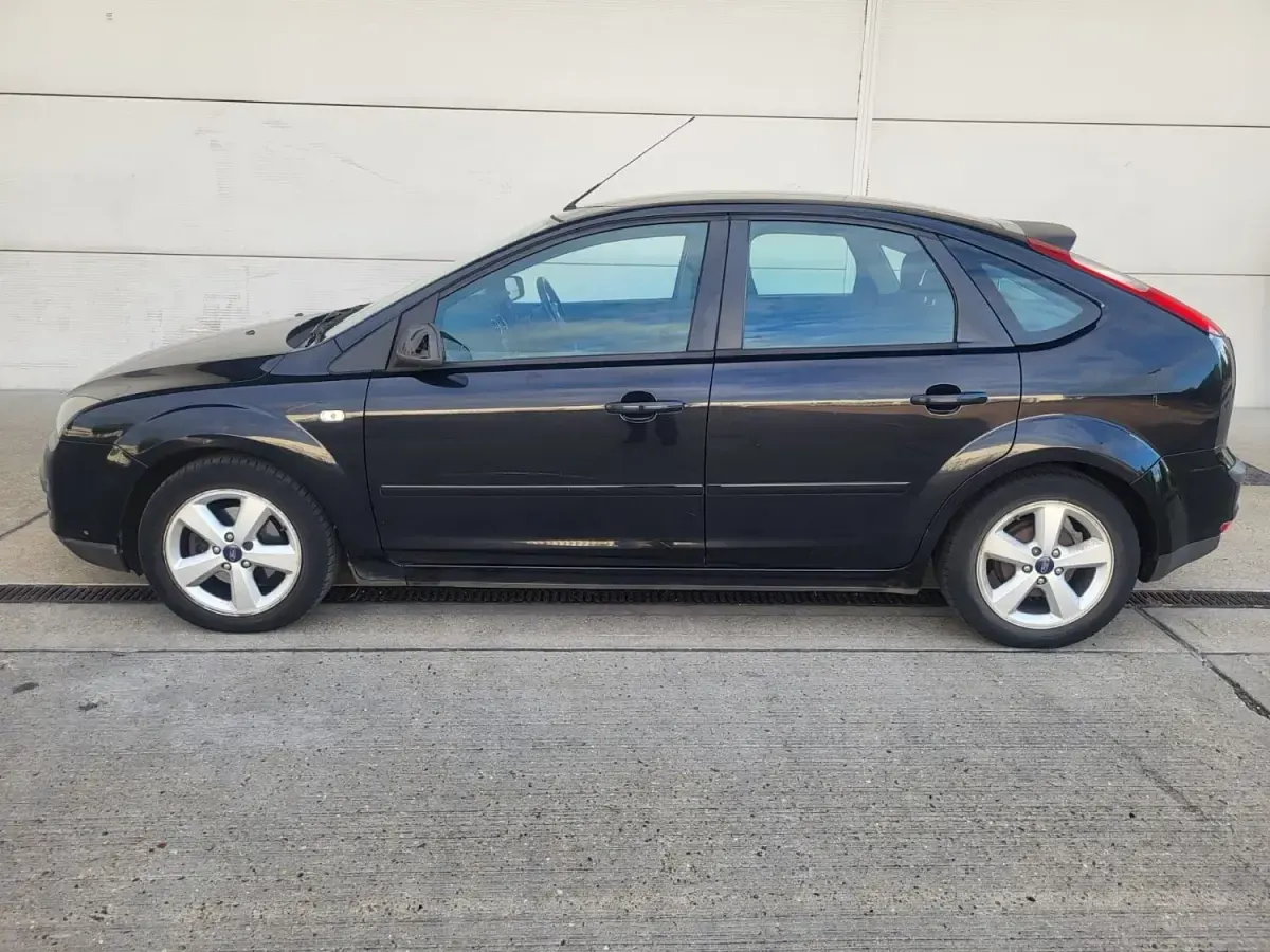 Begagnad Ford Focus Zetec 115 HK (84 kW) 2008 Svart Halvkombi