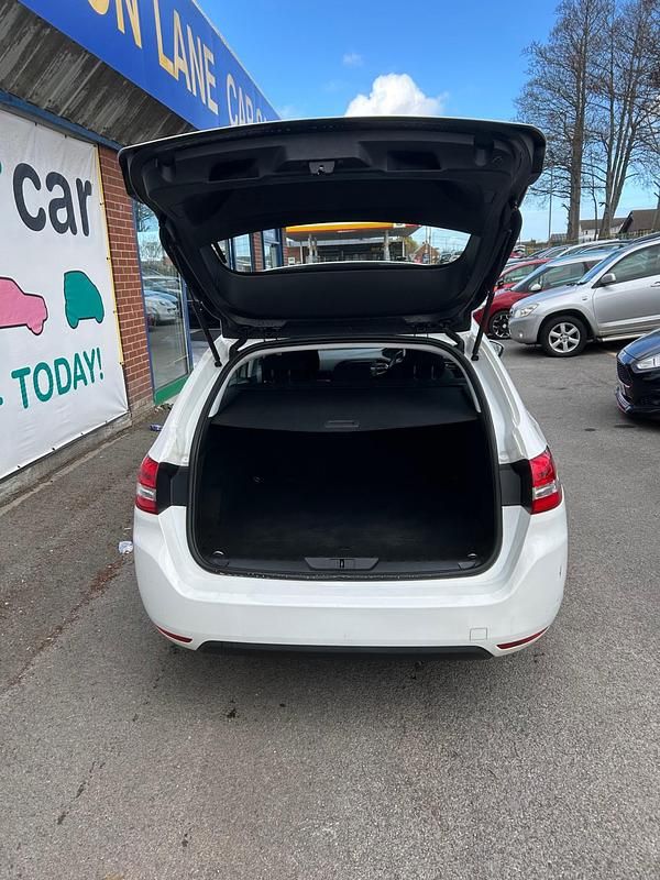 Used Peugeot 308 2019 White Estate