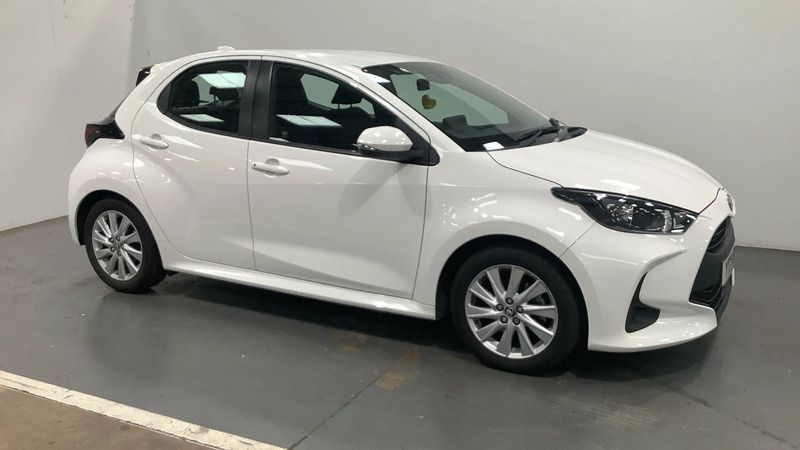 White Used 2022 Toyota Yaris Hybrid Hatchback | £13,498 (Super price) - Image 1/4