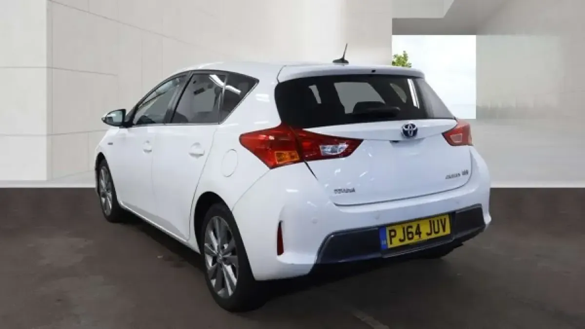 Used Toyota Auris Hybrid 136 HP (100 kW) 2014 White Hatchback