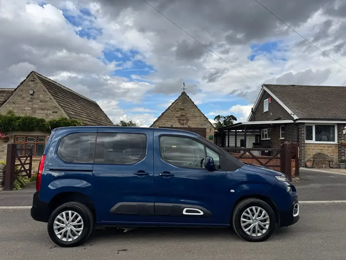 Used Citroën Berlingo Feel 101 HP (74 kW) 2019 Blue MPV