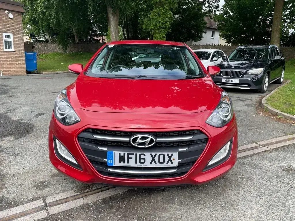 Used Hyundai i30 SE 110 HP (80 kW) 2016 Red Hatchback