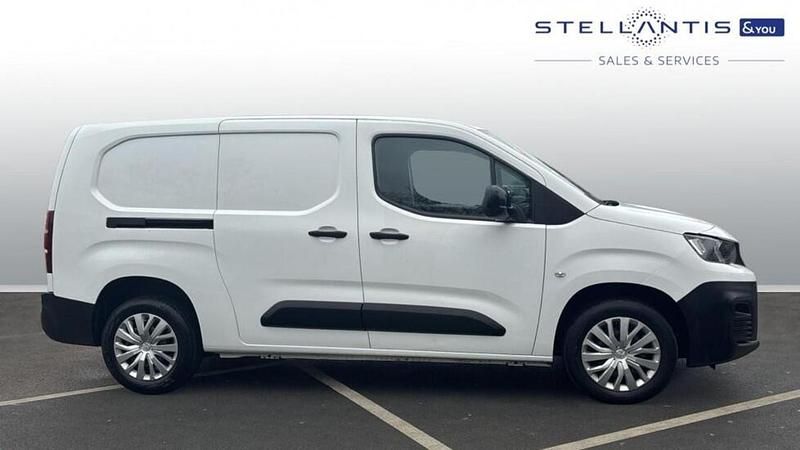 Used Peugeot Partner Premium 100 HP (73 kW) 2022 White MPV
