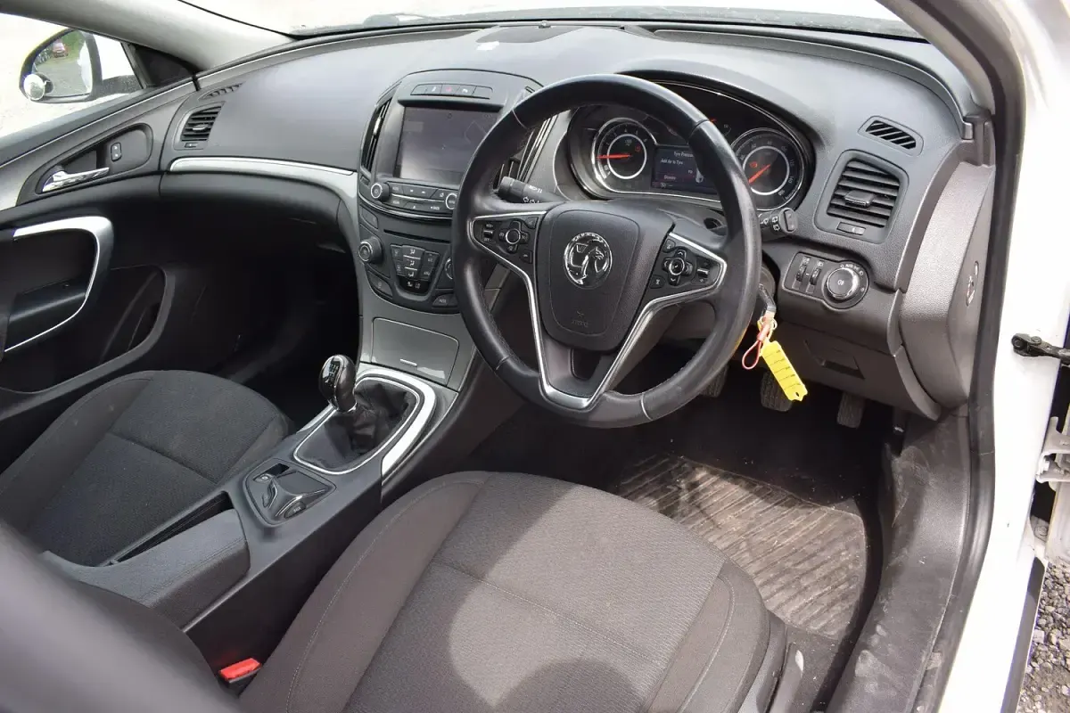 Used Vauxhall Insignia Design Edition 140 HP (102 kW) 2014 White Hatchback