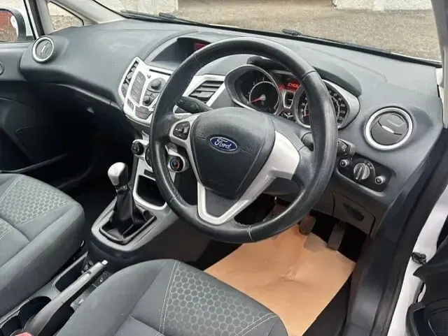 Used Ford Fiesta Zetec 82 HP (60 kW) 2012 White Hatchback