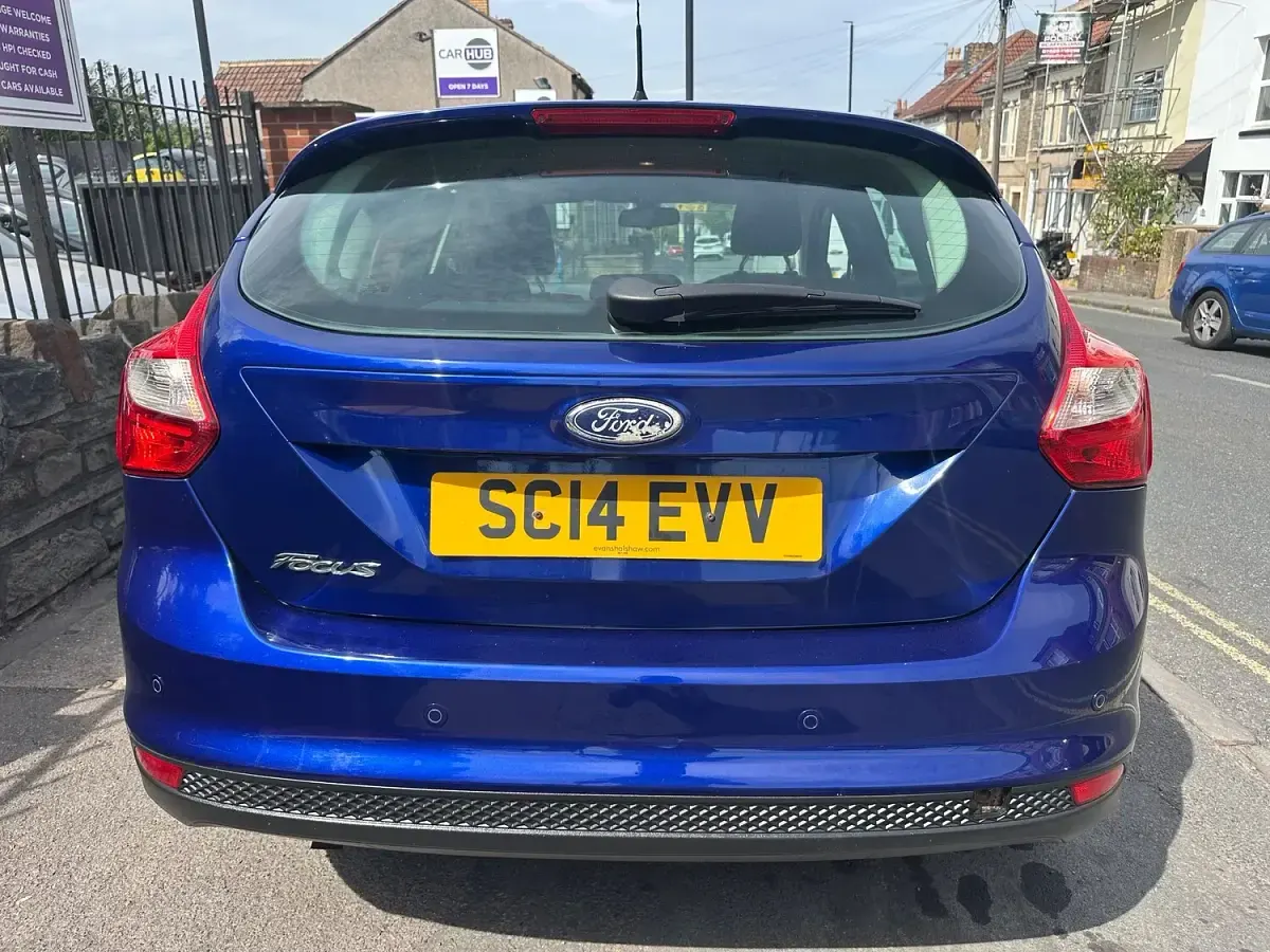Used Ford Focus Zetec 105 HP (77 kW) 2014 Blue Hatchback