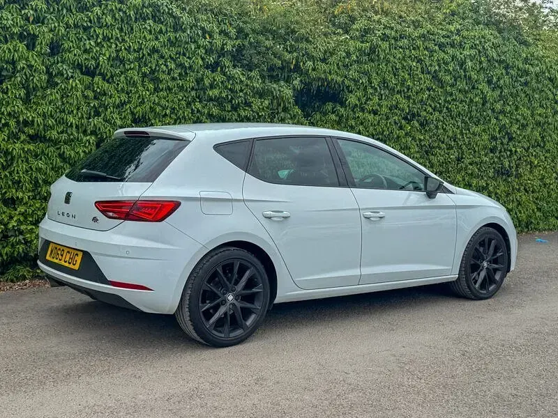 Begagnad Seat Leon Black Edition 150 HK (110 kW) 2020 Vit Halvkombi