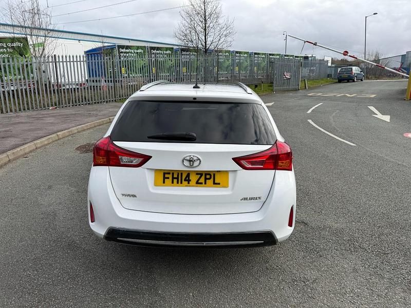 Used Toyota Auris 90 HP (66 kW) 2014 White Estate