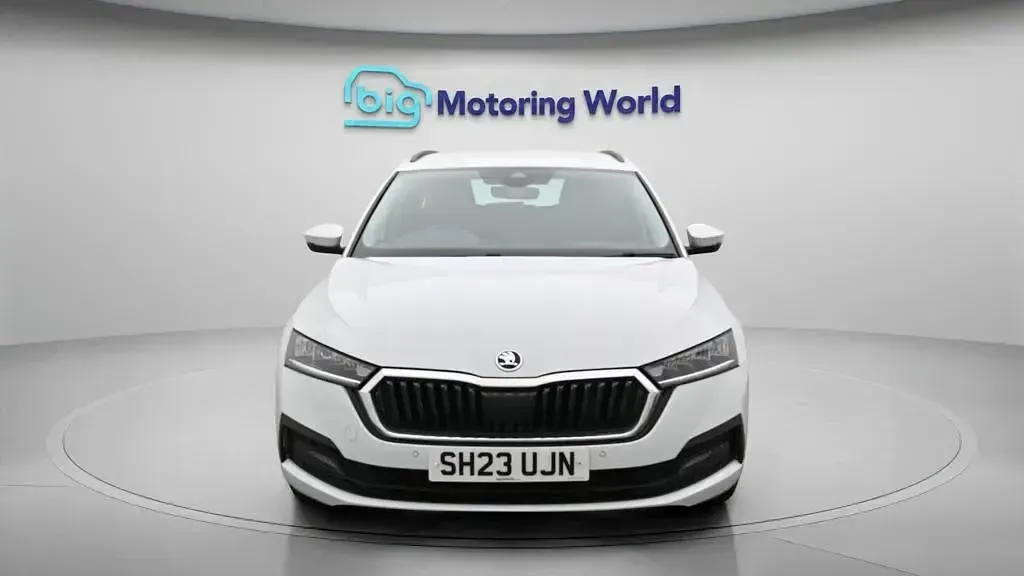 Used Skoda Octavia SE Technology 204 HP (150 kW) 2023 White Estate