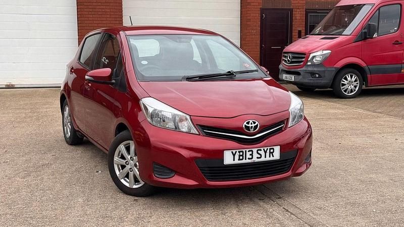 Used Toyota Yaris 2013 Red Hatchback