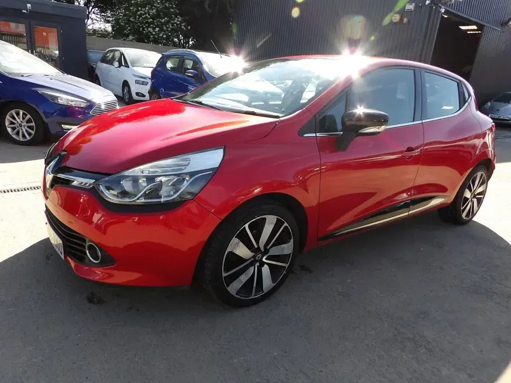 Used Renault Clio Dynamique 90 HP (66 kW) 2015 Red Hatchback