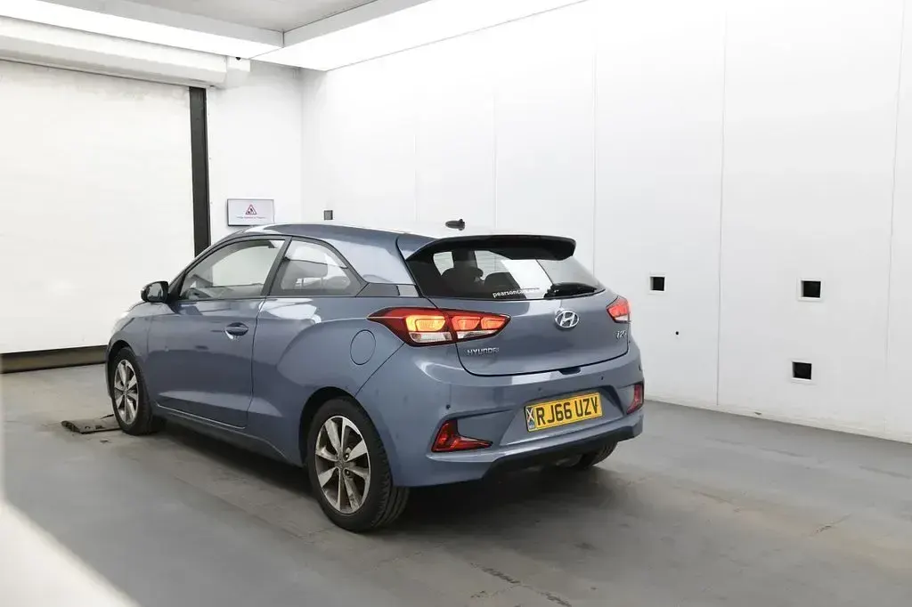 Käytetty Hyundai i20 SE 84 HP (61 kW) 2016 Sininen Coupe - kaksiovinen