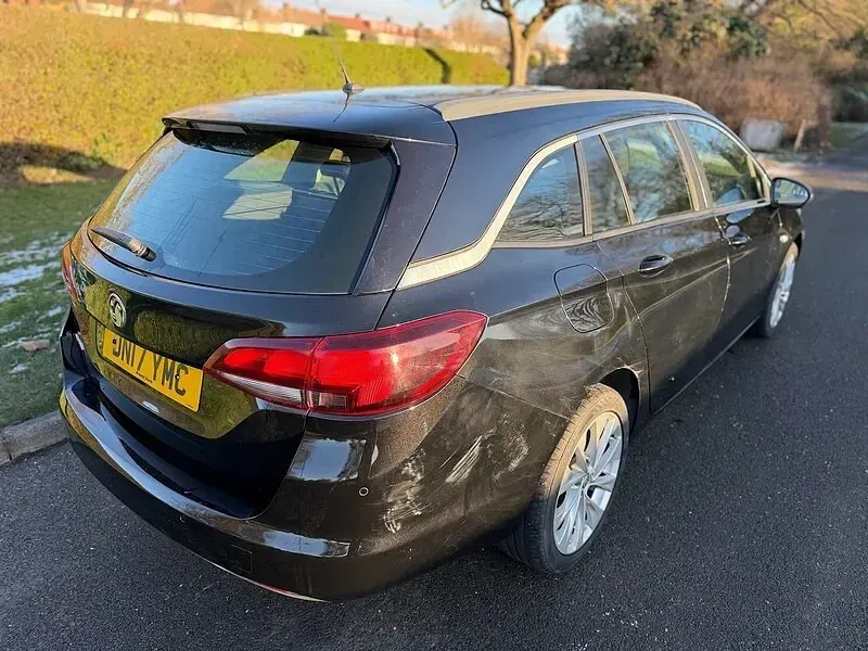 Used Vauxhall Astra Design Edition 98 HP (72 kW) 2017 Black Estate