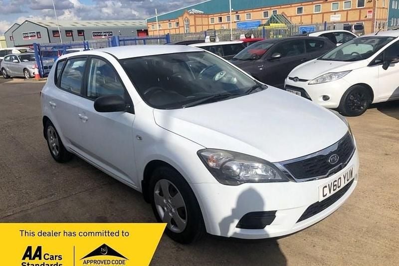 White Used 2010 Kia Ceed 4 Hatchback | £3,257 (Good price) - Image 1/1