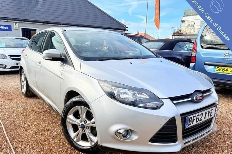 Used Ford Focus Zetec 105 HP (77 kW) 2012 Silver Hatchback