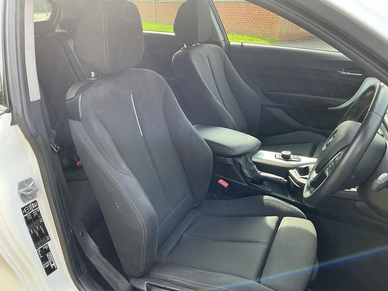 Used BMW 116 Sport Line 2014 Pearlescent white Hatchback