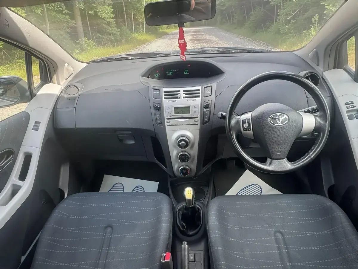 Used Toyota Yaris 85 HP (62 kW) 2007 Silver Hatchback
