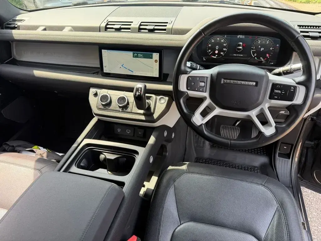 Used Land Rover Defender Dynamic 250 HP (183 kW) 2022 Grey SUV