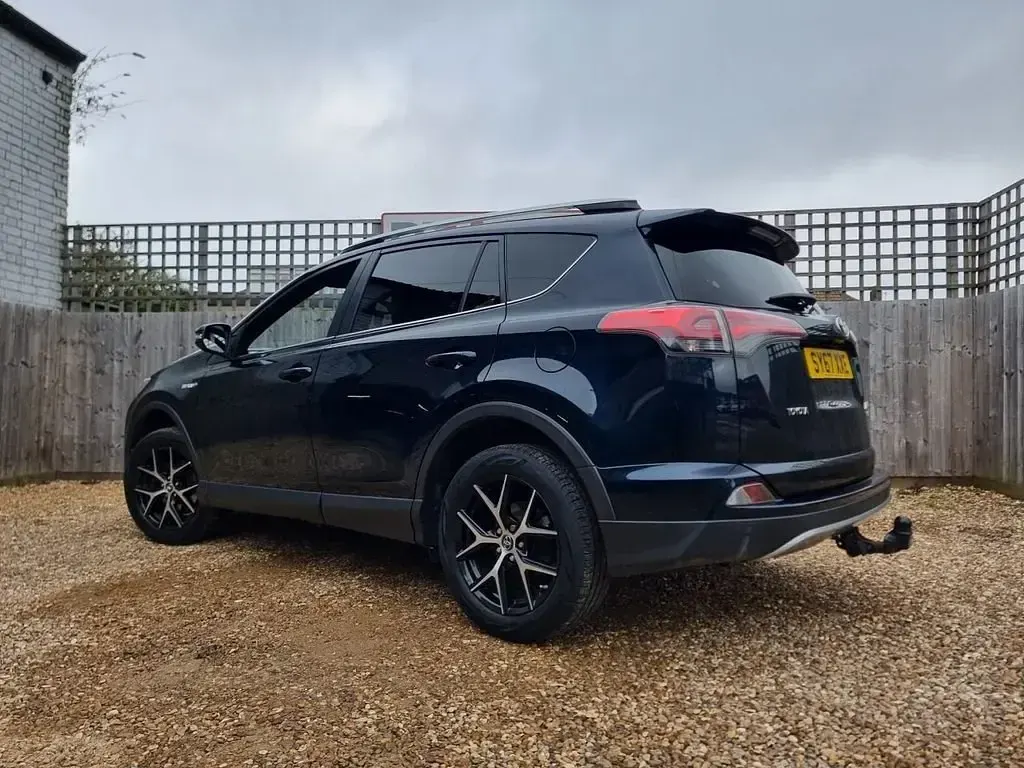 Begagnad Toyota RAV4 Design 197 HK (144 kW) 2018 Blå SUV
