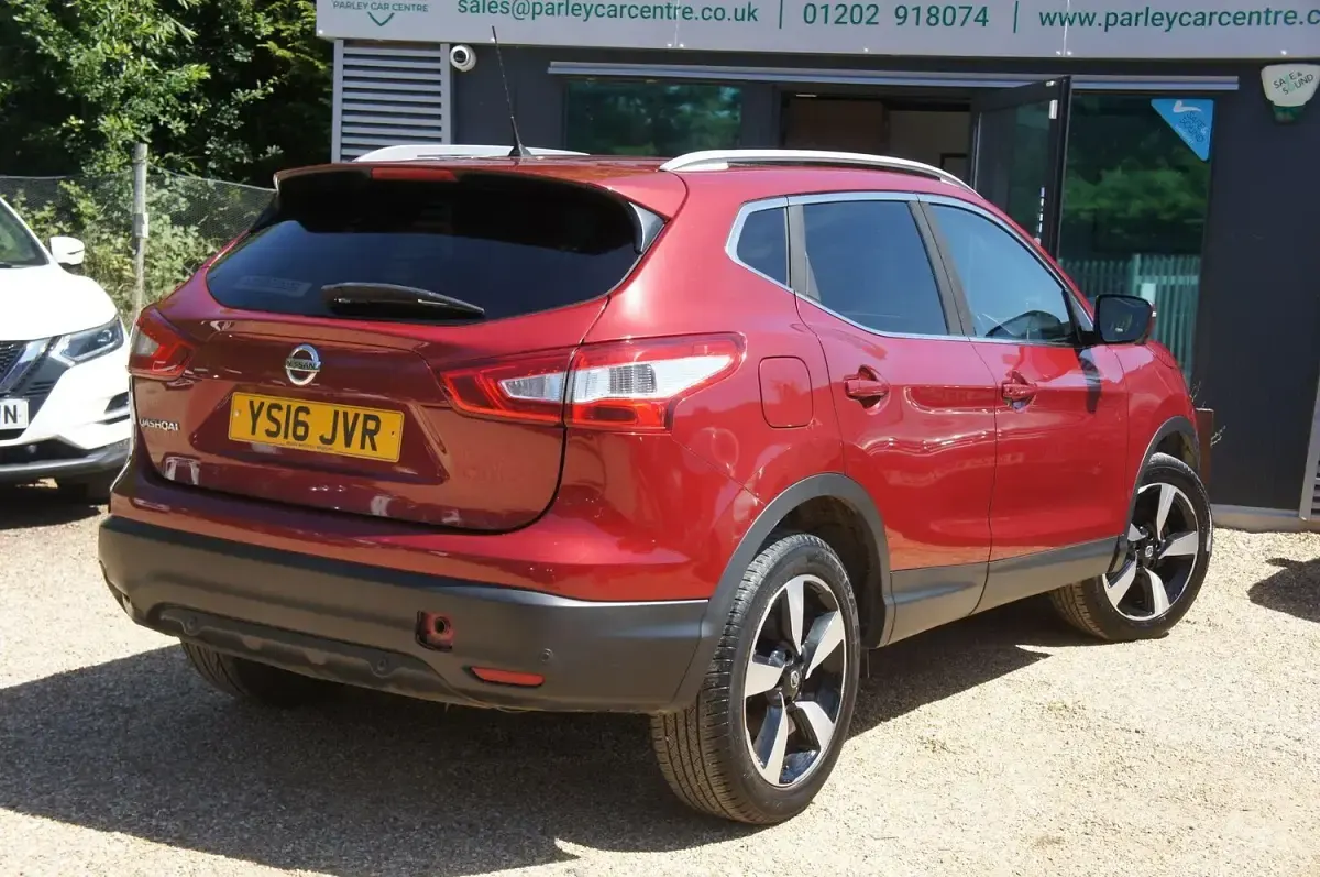 Used Nissan Qashqai N-Connecta 110 HP (80 kW) 2016 Red SUV