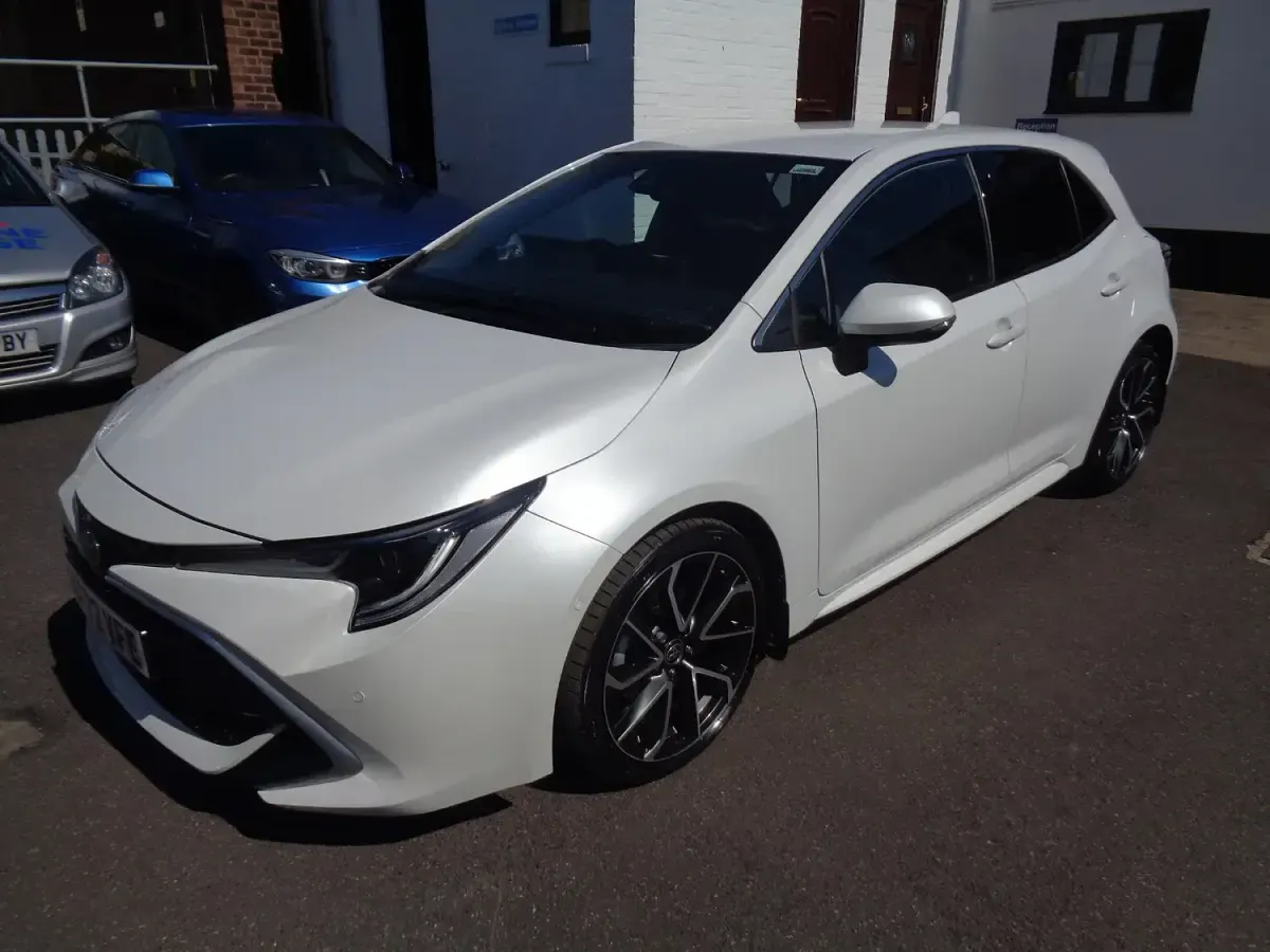 Used Toyota Corolla 120 HP (88 kW) 2022 White Hatchback